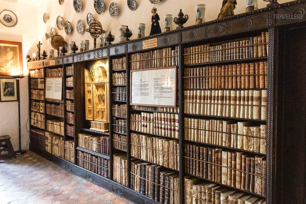 La antigua biblioteca con muchos libros antiguos en la Cartuja de Valldemossa