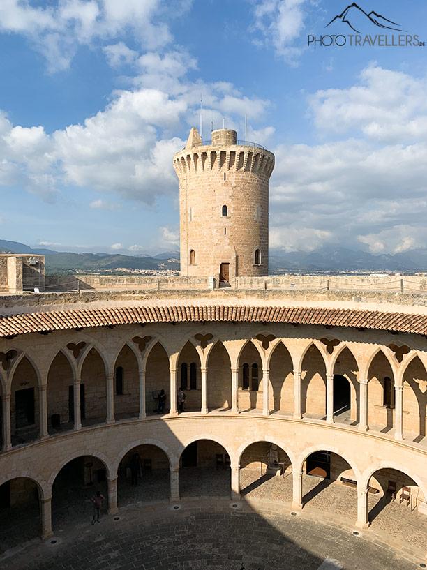 El patio interior del Castillo de Bellver en Mallorca