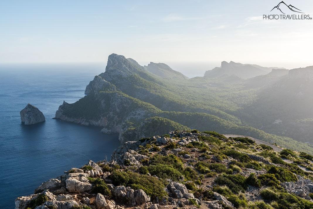 La vista desde la torre de vigilancia Talaia d'Albercutx sobre el escarpado acantilado del Cap de Formentor en Mallorca