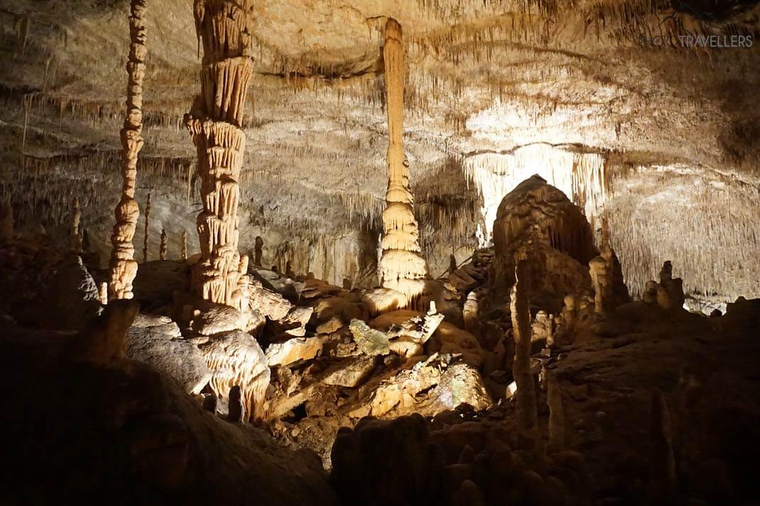 Estalactitas en la cueva del dragón Coves del Drac en Mallorca