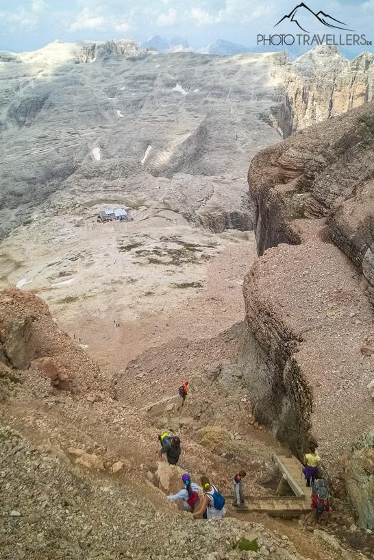 Senderistas en la empinada muesca que lleva del Piz Boè al Rifugio Boè