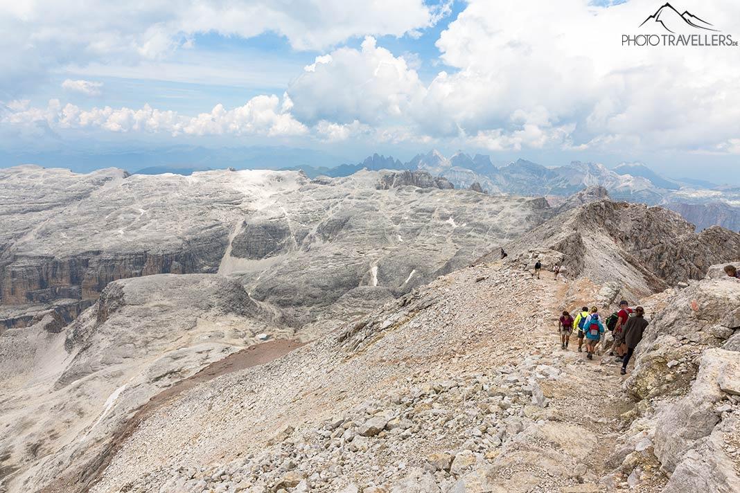 Varios senderistas bajando del Piz Boè hacia el Rifugio Boè