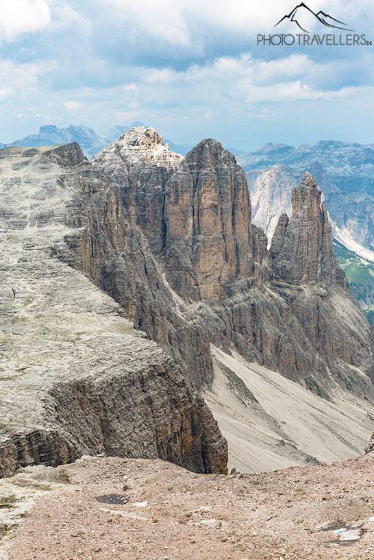 La vista de formaciones rocosas bizarras en los Dolomitas