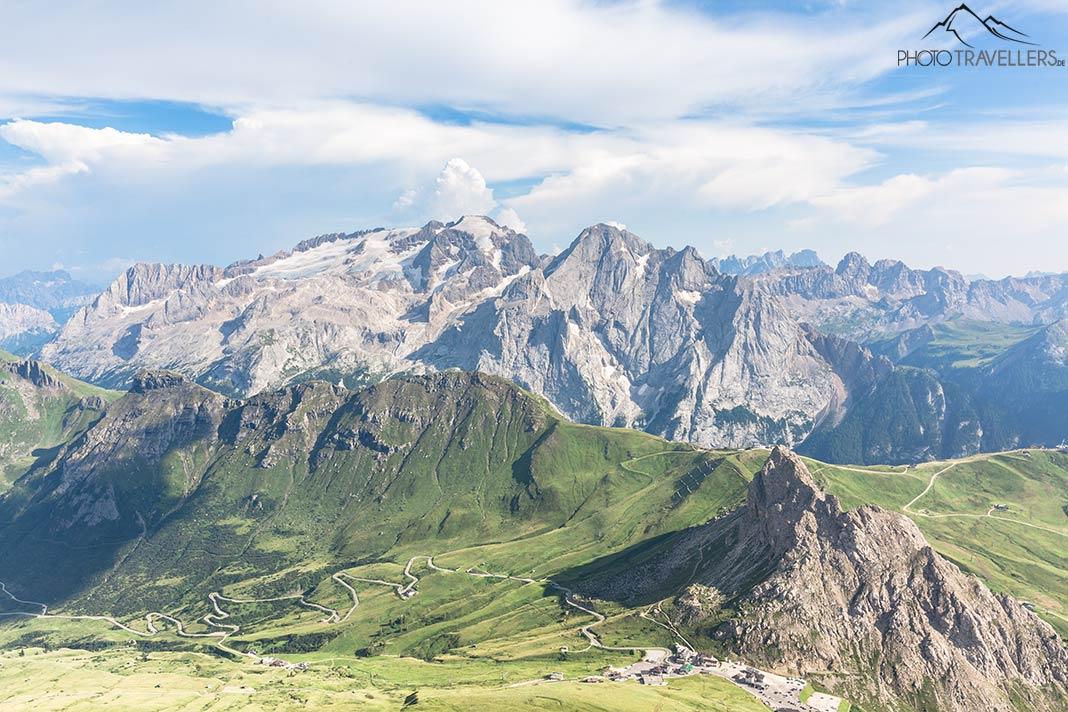 La vista desde Sass Pordoi hacia Pordoijoch y Marmolata