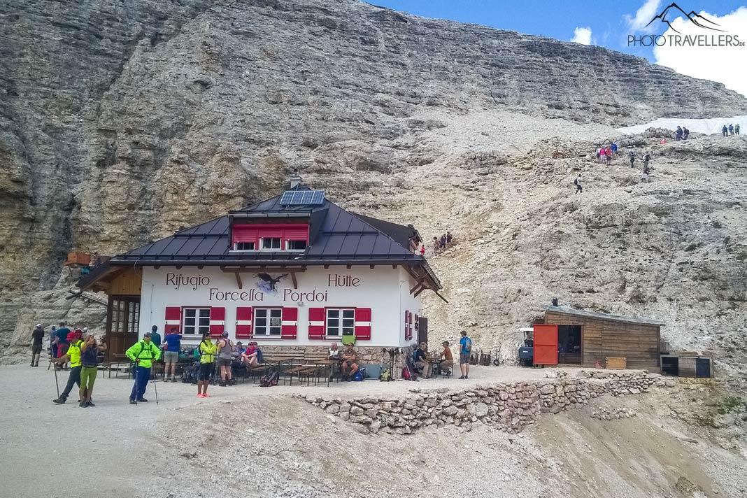 Numerosos senderistas frente al Rifugio Forcella Pordoi