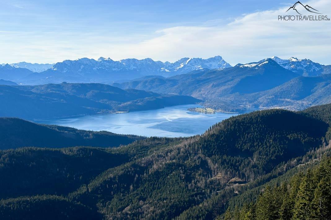 Vue depuis le Hirschhörnlkopf sur le lac de Walchensee
