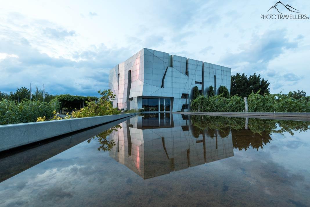 El edificio del Loisium en el Waldviertel se refleja en el agua