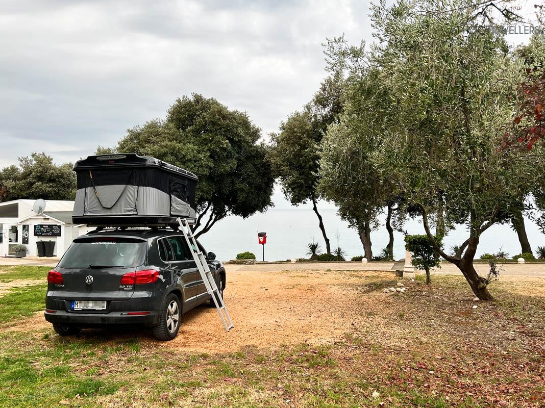 Un VW Tiguan avec une tente de toit dans un camping en Croatie