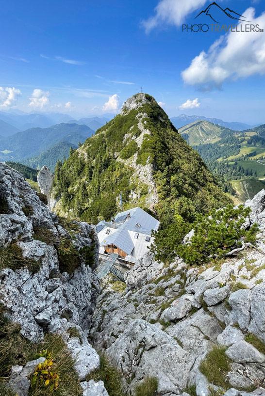 La vue du Buchstein sur le refuge de Tegernsee avec le Roßstein.