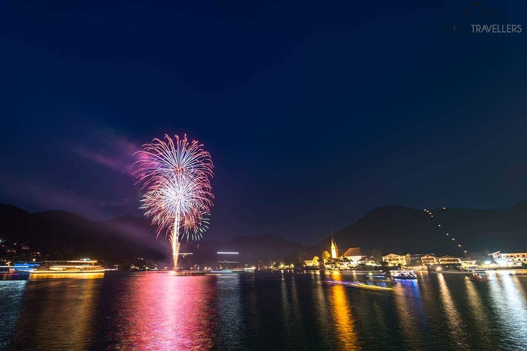 Le feu d'artifice lors de la fête des lacs à Rottach-Egern au lac de Tegernsee.