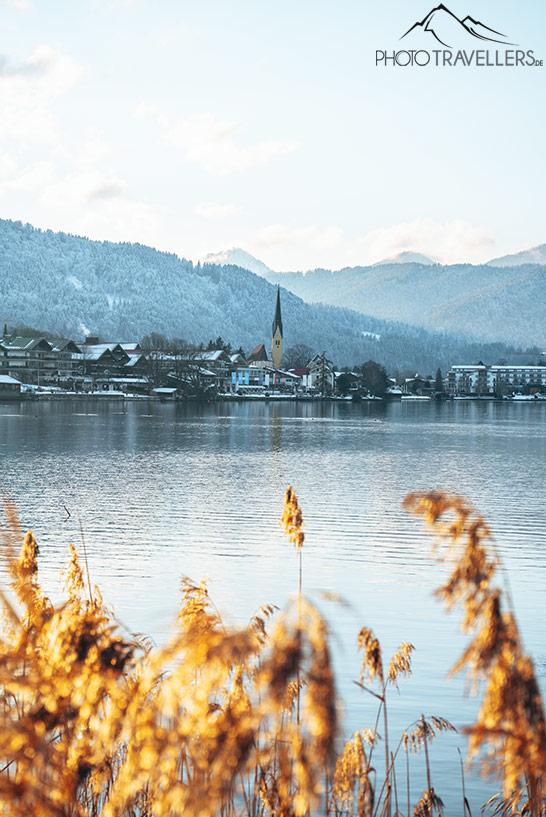 Le célèbre Malerwinkel au lac de Tegernsee avec vue sur l'église Saint-Laurent à Egern.