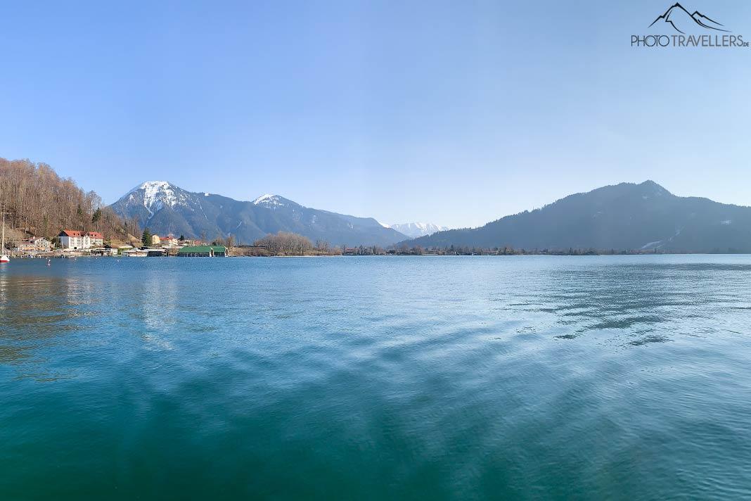 La vue sur le lac de Tegernsee avec les montagnes en arrière-plan