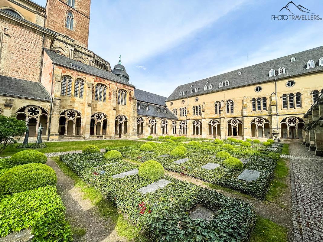 O pátio interno, o claustro e a vista da Igreja de Nossa Senhora em Trier
