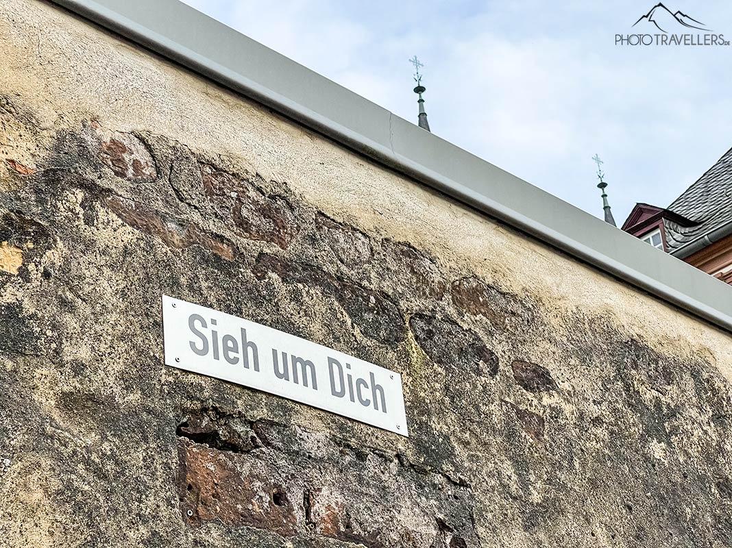 Placa de rua 'Olhe ao seu redor em Trier'