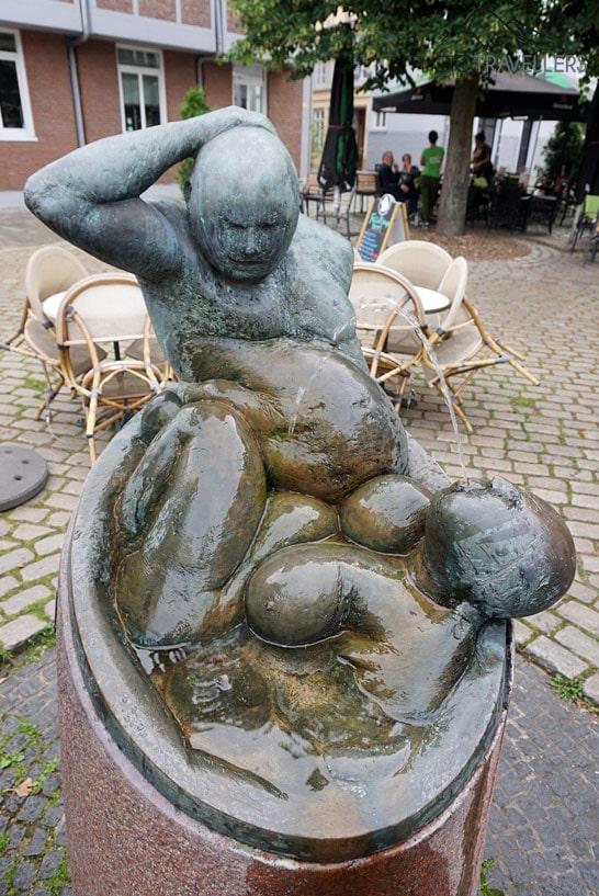 La fontaine de Badestuben dans le quartier de Schnoor à Brême