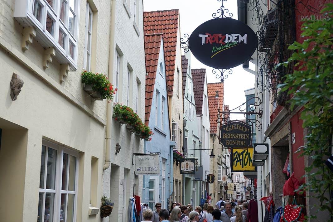 Façades colorées des maisons dans le quartier de Schnoor à Brême