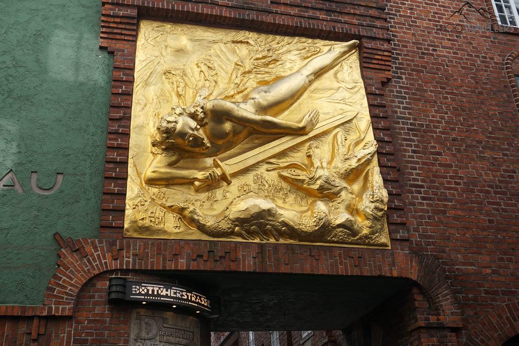 Le relief en bronze "Le Porteur de Lumière" à l'entrée de la rue Böttcher à Brême
