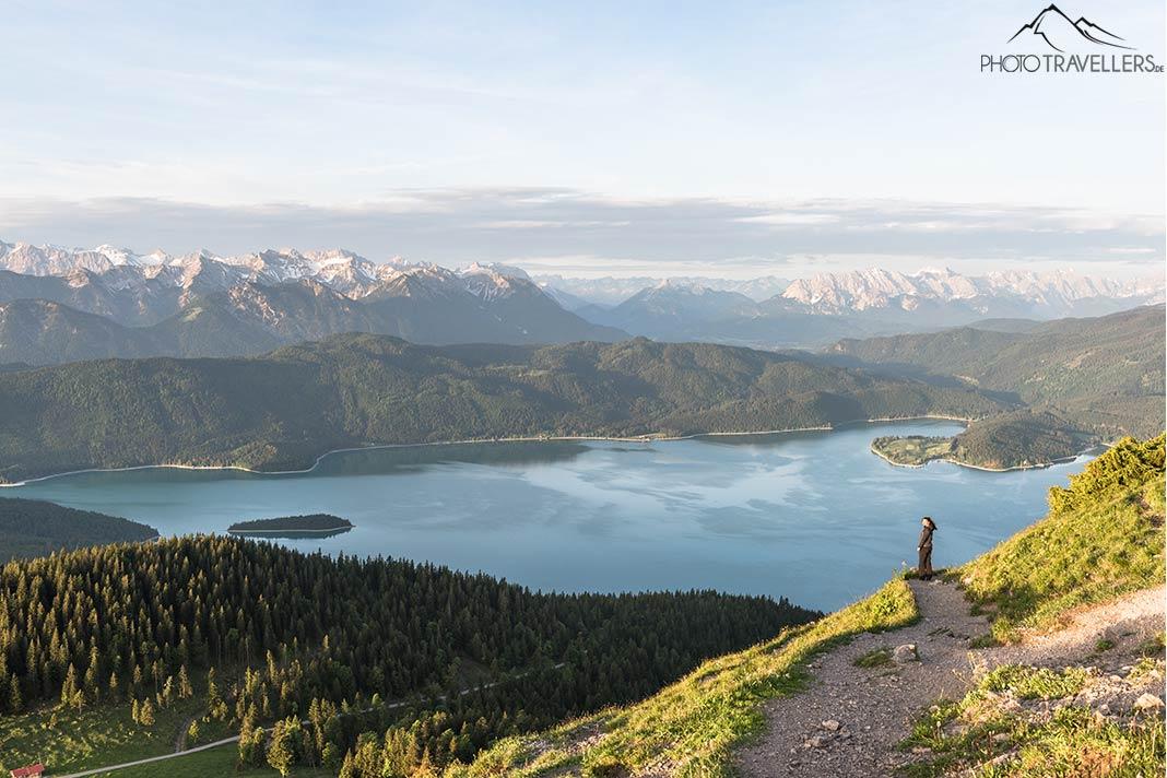 Blogueuse de voyage Biggi Bauer au Jochberg, derrière le Walchensee et les montagnes