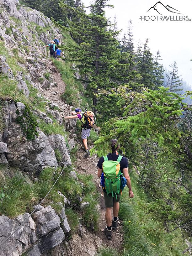 Plusieurs randonneurs sur le chemin sécurisé par câbles, menant à la Brecherspitz