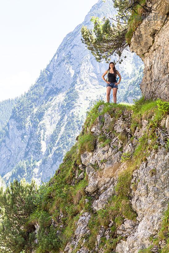 Blogueuse de voyage Biggi Bauer sur un tronçon exposé du sentier menant au Kreuzeck