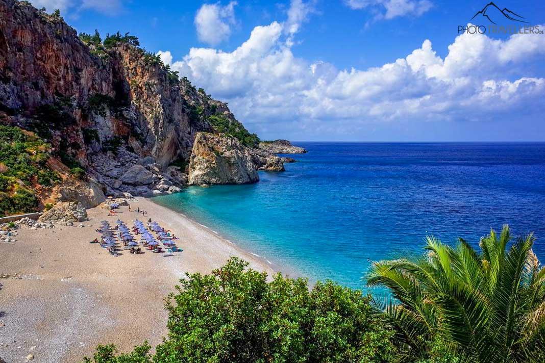 Des rochers couverts de fleurs sauvages et la mer turquoise plongent Kyra Panagia dans de magnifiques couleurs