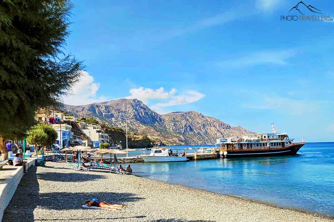 Le port de Diafani avec son quai et sa baie de baignade