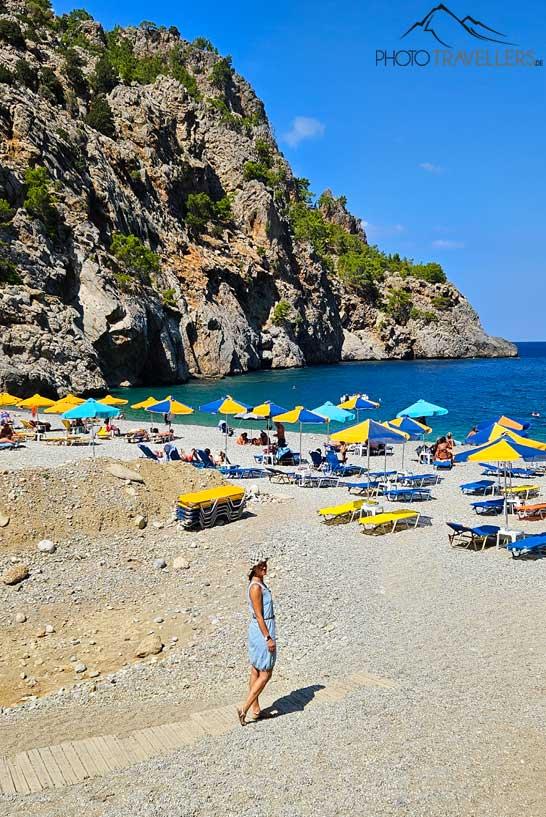 La plage d'Achata est intégrée dans un imposant panorama rocheux