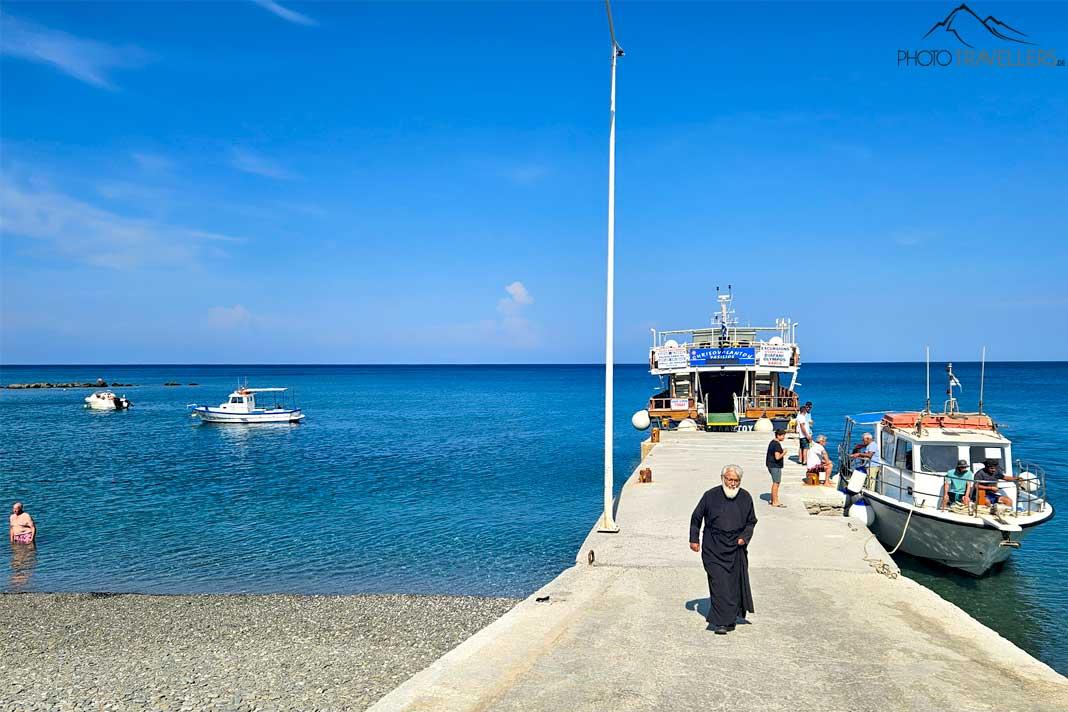 Des bateaux d'excursion attendent au quai de Diafani pour des visiteurs