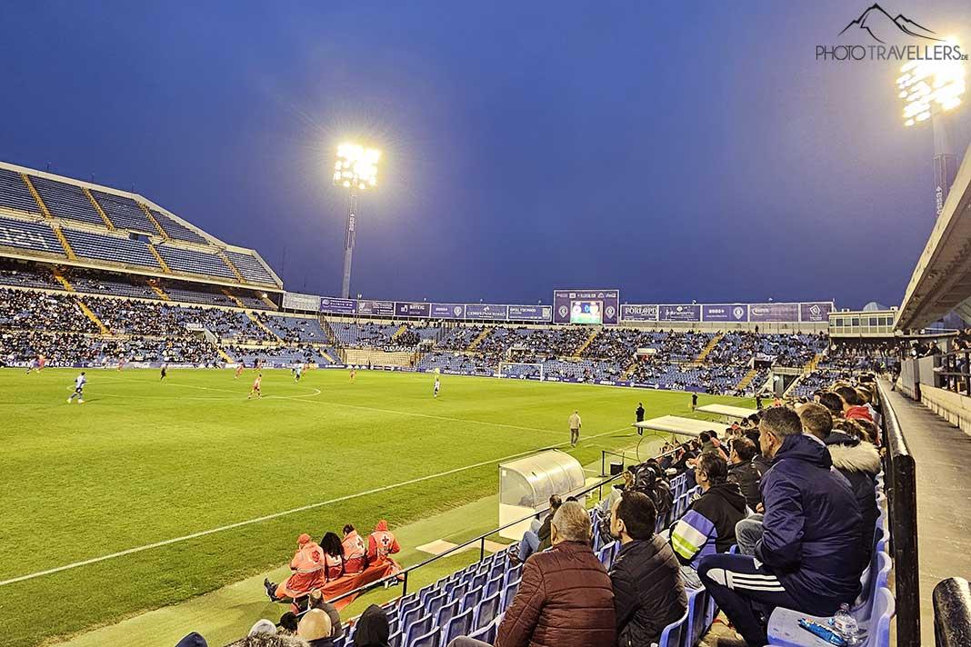 Les spectateurs assistent à un match d'Hercules dans le grand stade d'Alicante