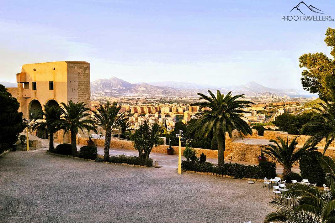 Des palmiers et une ancienne tour bordent la cour du château de Santa Barbara