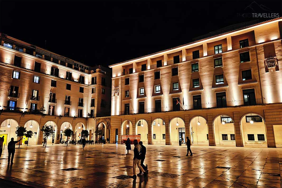 La place du maire illuminée est mise en valeur dans l'obscurité