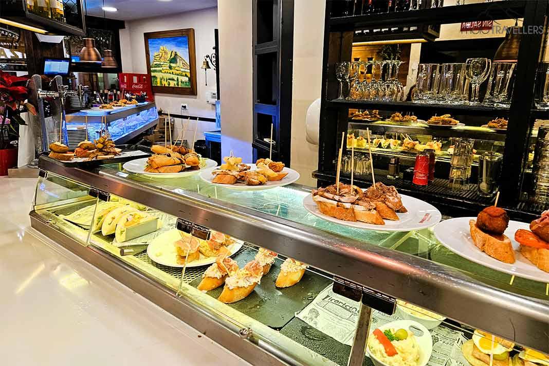 Un large choix de tapas est exposé dans la vitrine d'un bar à tapas
