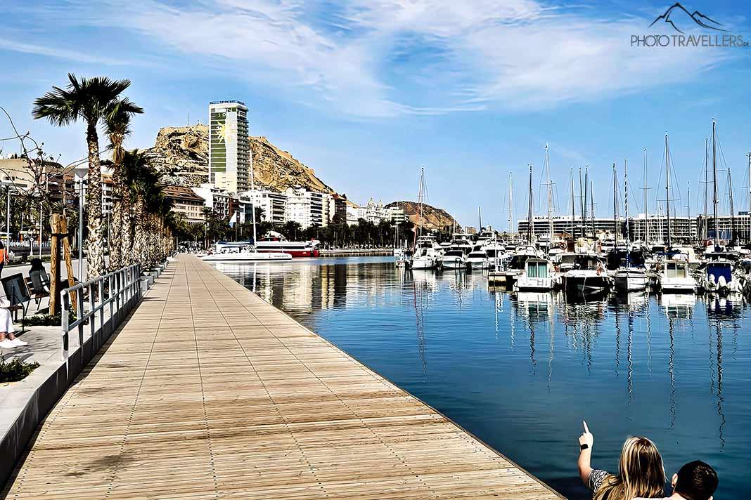 Une passerelle en bois longe le port de plaisance d'Alicante