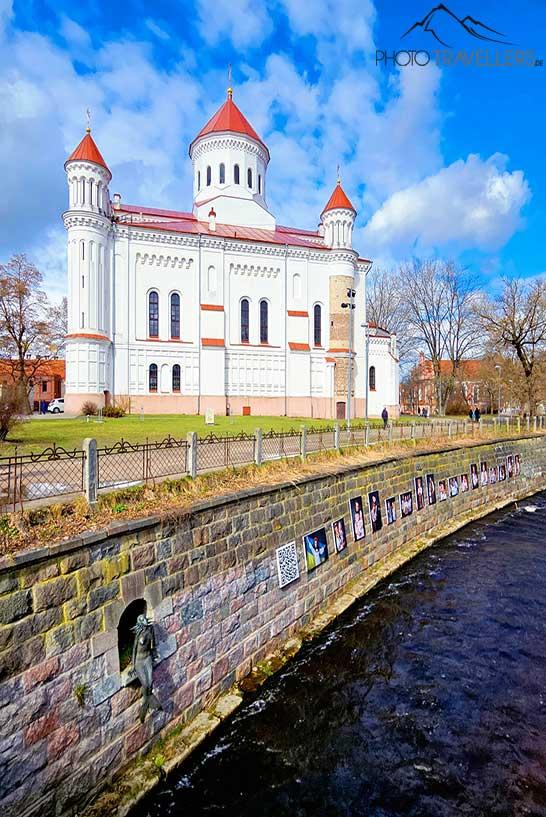 La cathédrale de l'Assomption de Marie au bord de la rivière Vilnia à Vilnius