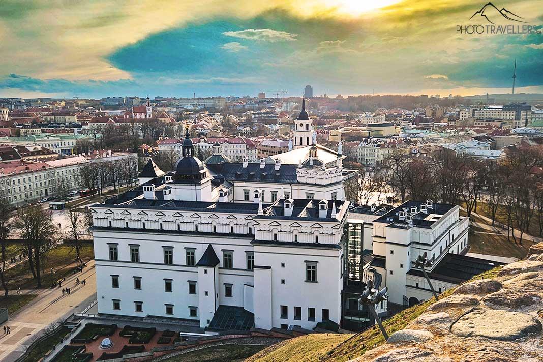 Vue sur le château des grands ducs à Vilnius avec ses tours et dômes