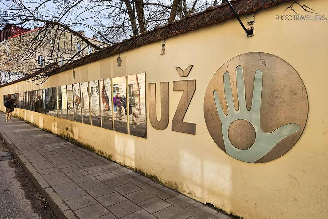 Les panneaux muraux avec la constitution d'Uzupis à Vilnius