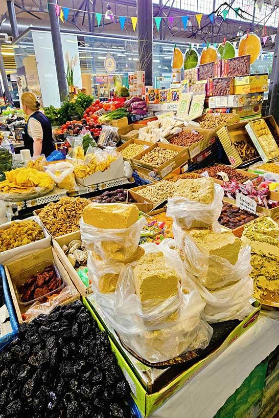 Un stand rempli de friandises dans le hall du marché de Vilnius
