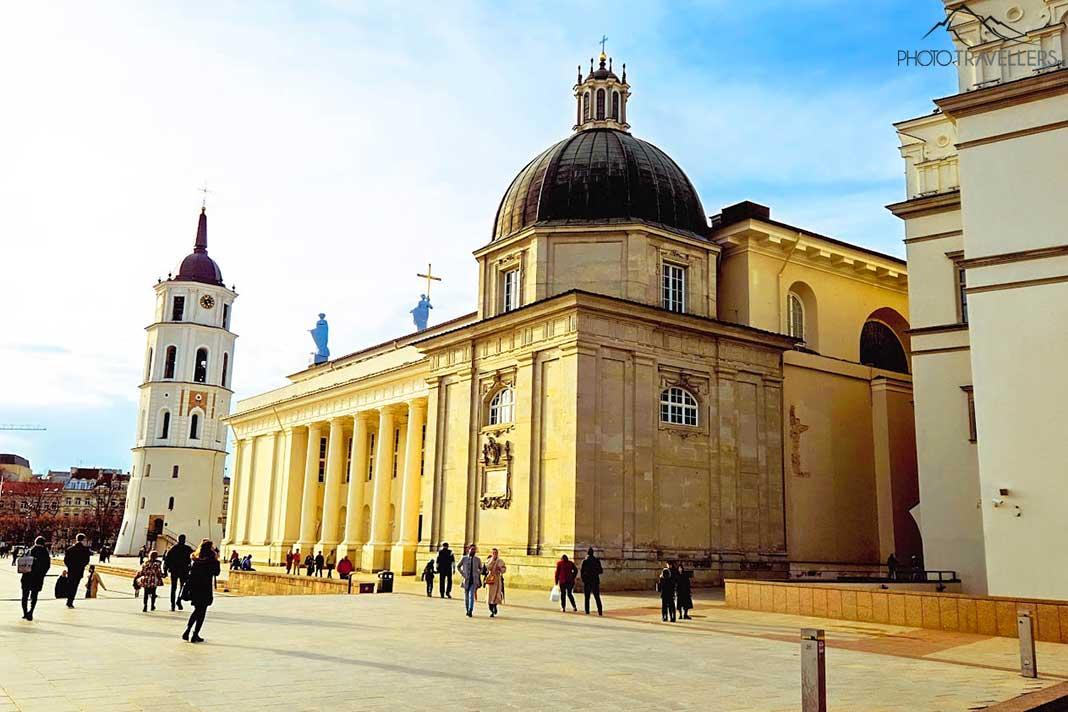 Pédestres devant la cathédrale de Vilnius avec le clocher