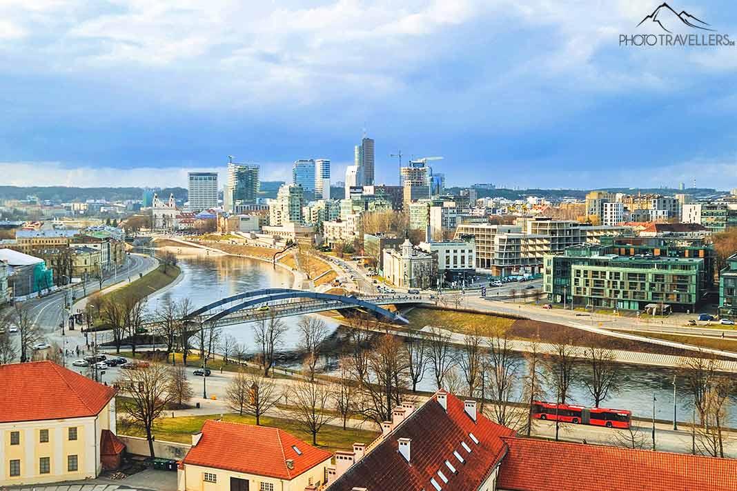 Vue sur la rivière Vilna avec la skyline moderne de Vilnius