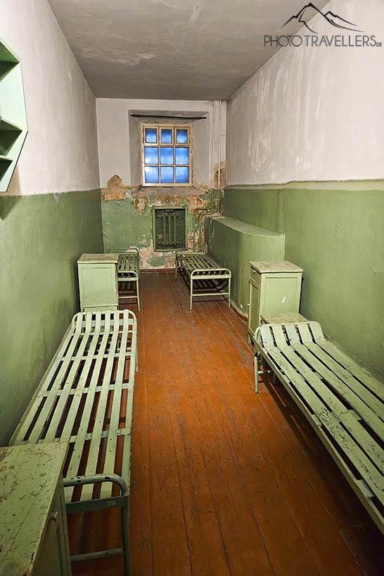 Des lits superposés alignés dans une cellule de l'ancienne prison du KGB