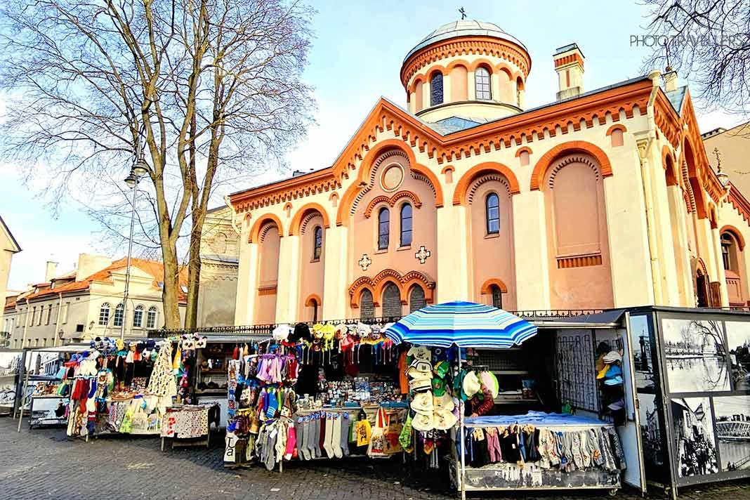 Petit marché devant une église