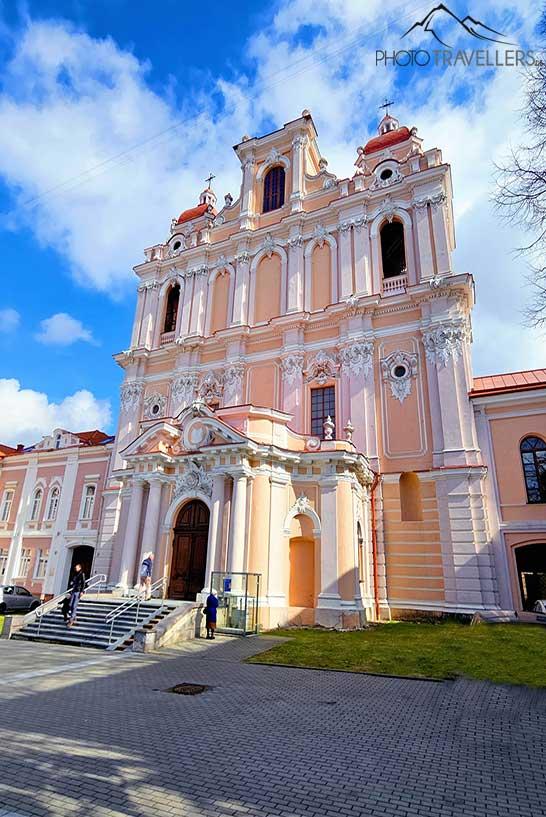 La façade baroque de l'église Saint-Casimir à Vilnius brille d'une teinte rose pâle