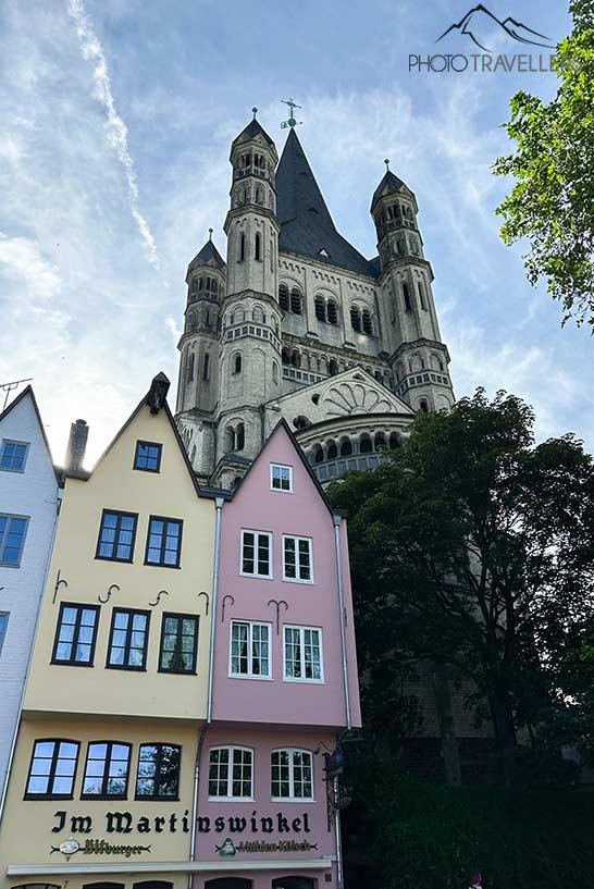 Les maisons colorées au marché aux poissons avec l'église Groß St. Martin