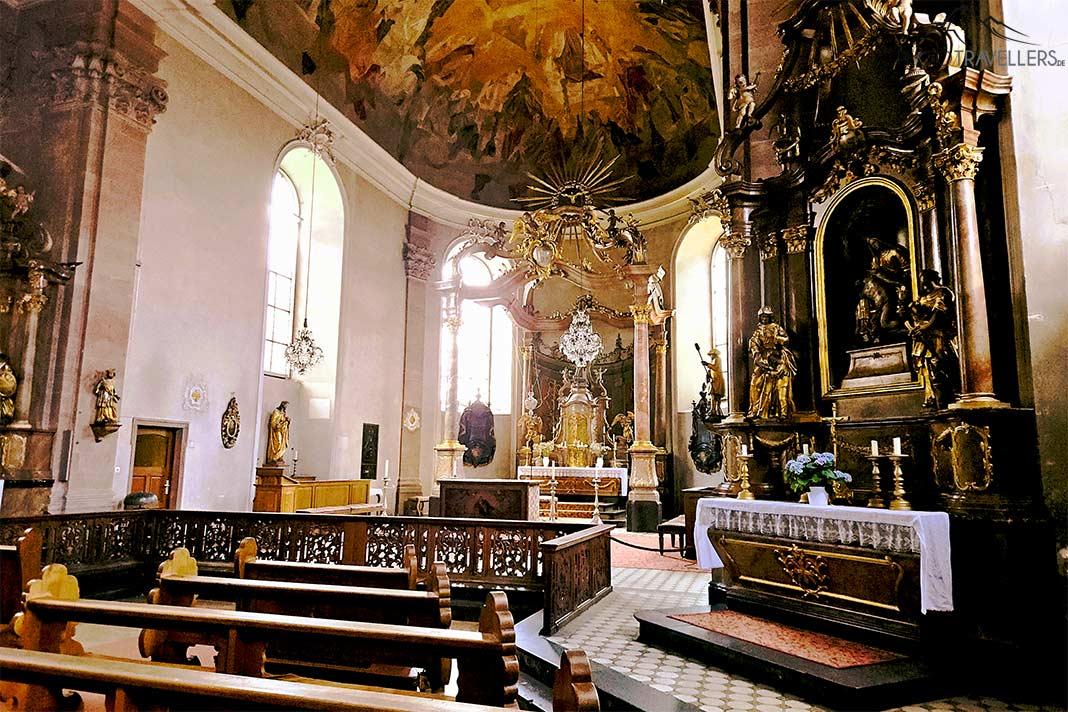 O interior barroco da Igreja da Mãe de Deus possui altares e afrescos suntuosos