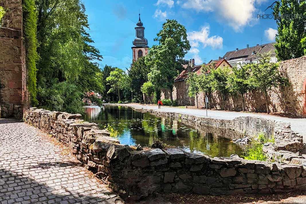 Um pequeno lago, uma igreja e uma trilha formam o centro do Parque Schöntal