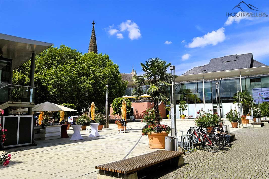 Praça do Teatro com bancos e cafés convida ao descanso