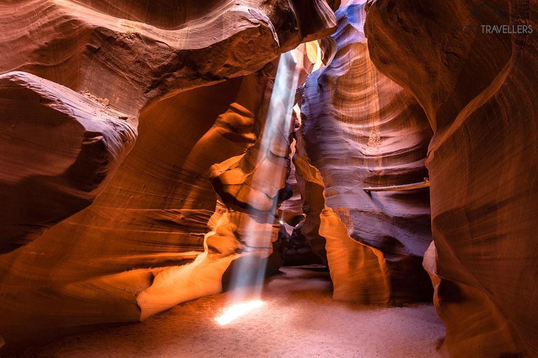 Un rayon de lumière dans le canyon Antelope en Arizona