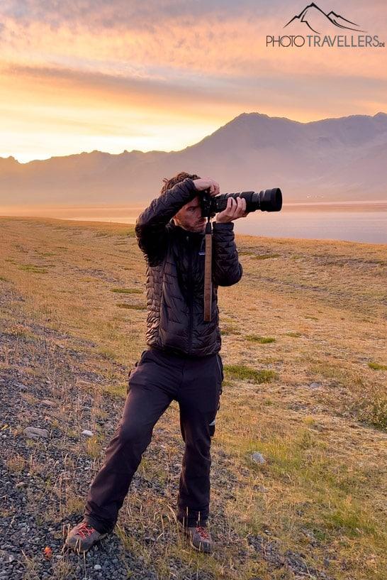 Photographe Florian Westermann avec son appareil photo en train de photographier en Islande