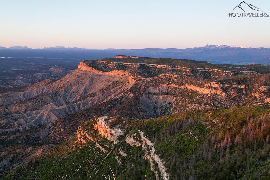 A vista do Fire Lookout sobre uma mesa de montanha no Parque Nacional Mesa Verde ao entardecer