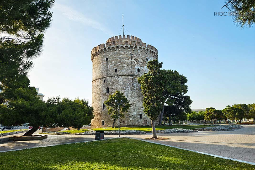 La Tour Blanche de Thessalonique est entourée d'espaces verts